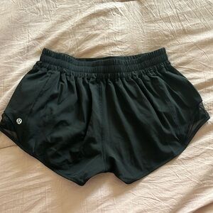 Lululemon Hotty hot size 2, low rise, 2.5 in seam
